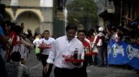 guatemala-race-tests-waiters-speed-and-dexterity