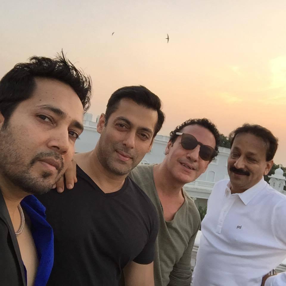 Singer Mika, Salman Khan and others at Arpita Khan's wedding. Salman Khan With His Friends