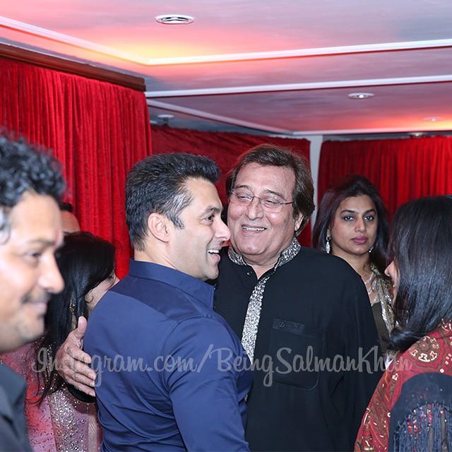 Salman Khan with Vinod Khanna at Arpita Khan's Wedding Reception