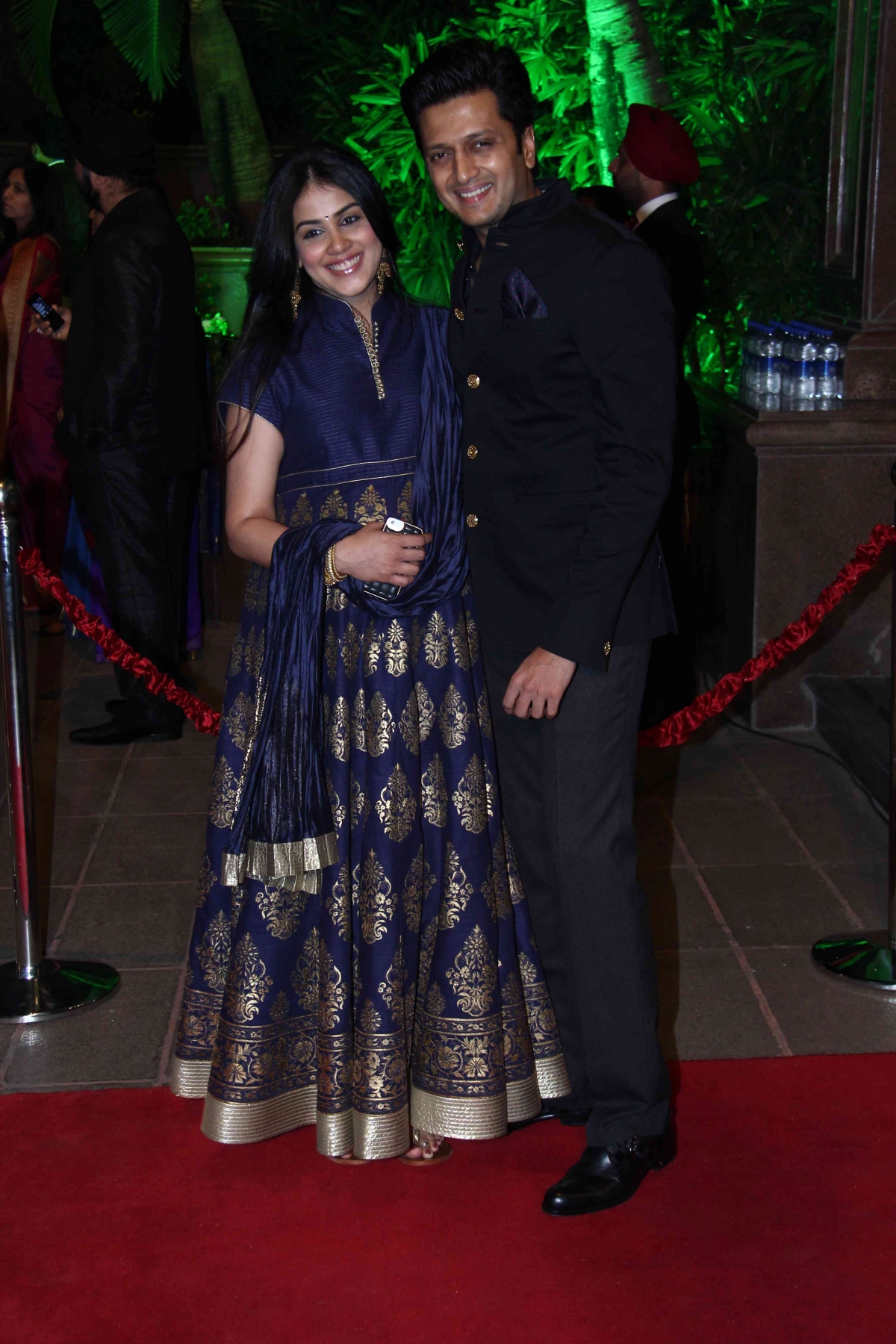 Cute Pictures of Riteish Deshmukh and Mom – To – Be Genelia at Arpita Khan's Wedding Reception go Viral