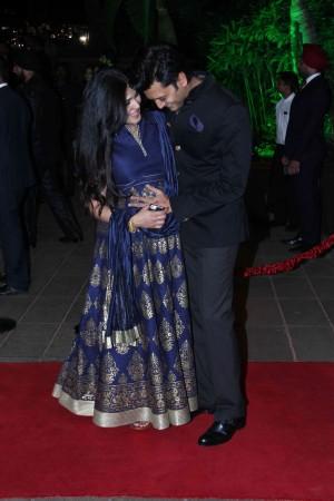 Cute Pictures of Riteish Deshmukh and Mom – To – Be Genelia at Arpita Khan's Wedding Reception go Viral