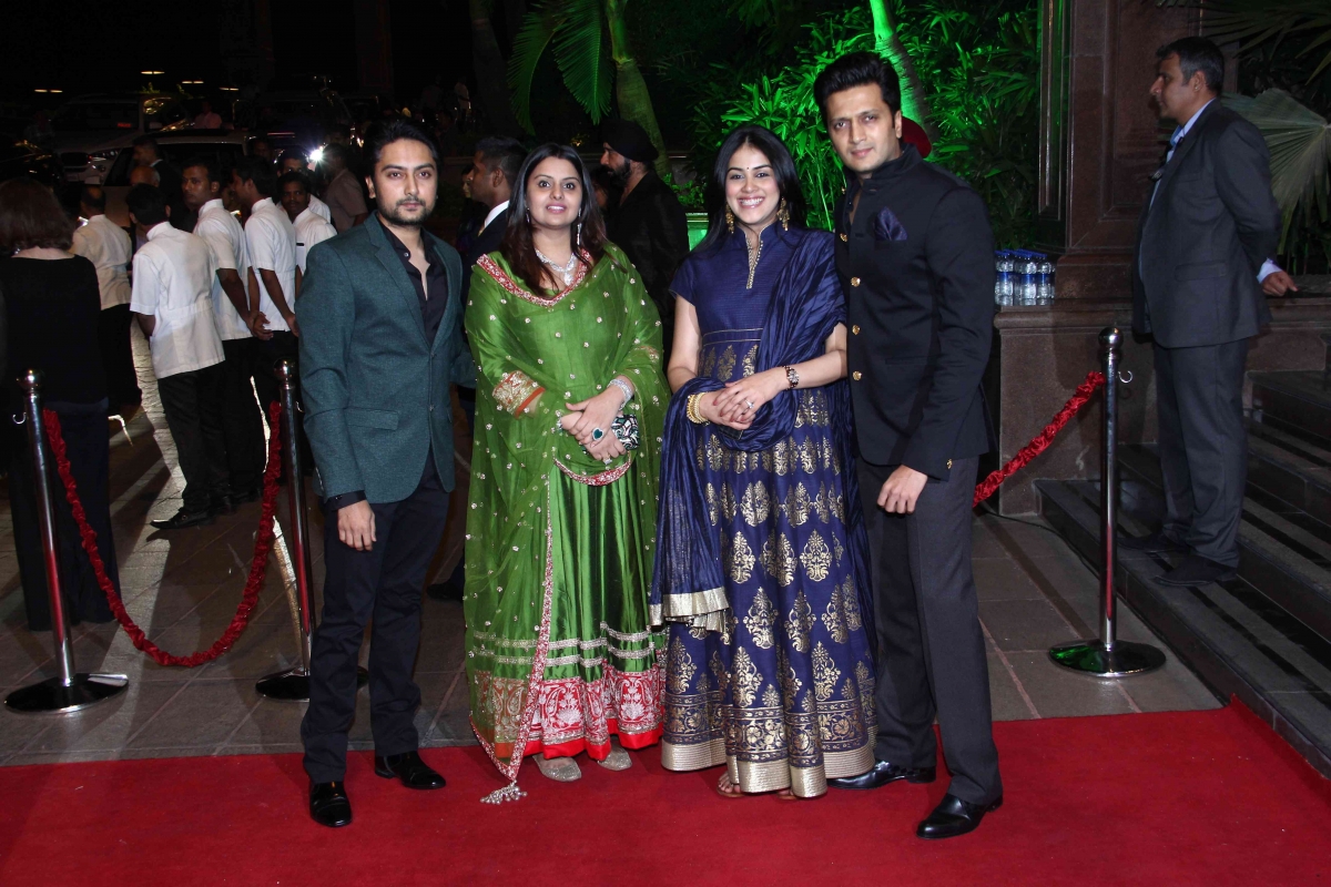 Cute Pictures Of Riteish Deshmukh And Mom To Be Genelia At Arpita Khan S Wedding Reception Go Viral Ibtimes India