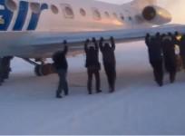 Siberia air passengers had to get out and push their plane stuck in snow