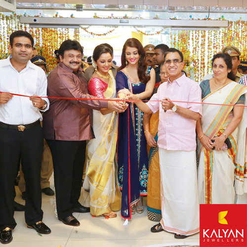 Prabhu, Manju Warrier and Aishwarya Rai inaugurating Kalyan Jewellers showroom in Kerala.