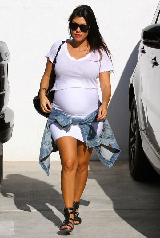Kourtney Pregnant Belly Naked - Pregnant Kourtney Kardashian Flaunts her Baby Bump [PHOTOS] - IBTimes India