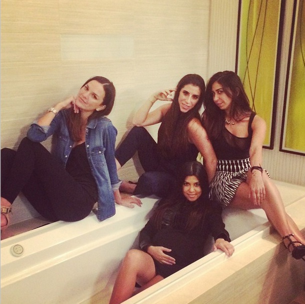 Pregnant Kourtney Kardashian Flaunts her Baby Bump Pregnant Kourtney Kardashian Flaunts her Baby Bump