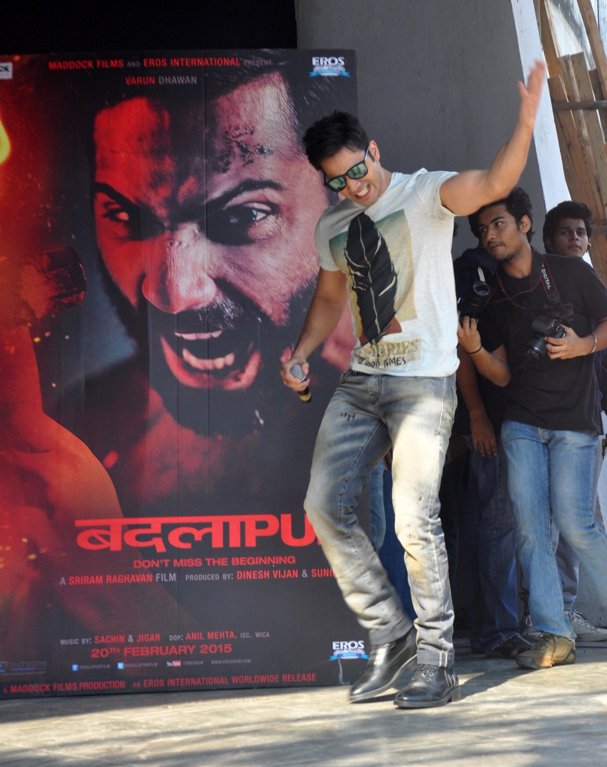 Varun Dhawan Promotes 'Badlapur' at Mithibai College Fest Varun Dhawan Promotes 'Badlapur' at Mithibai College Fest