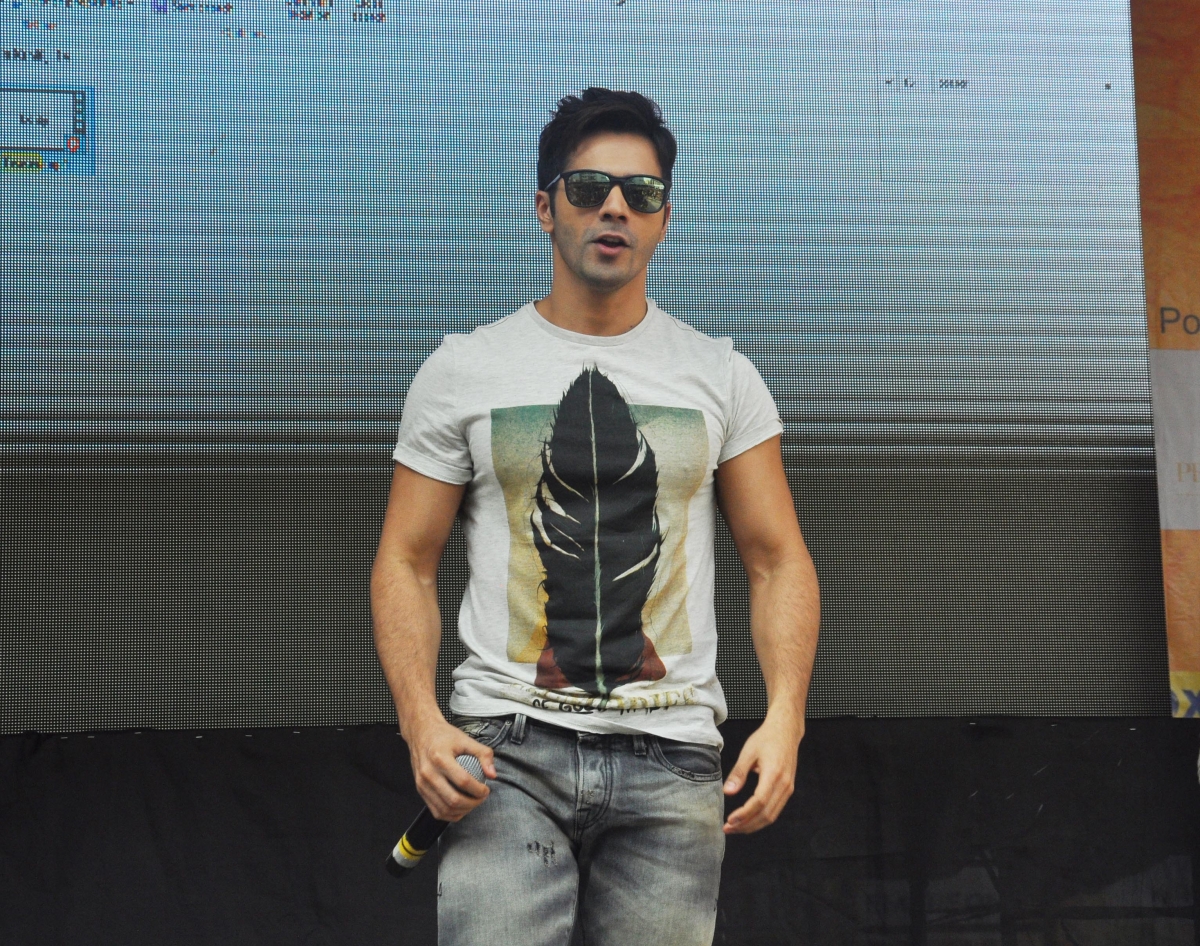 Varun Dhawan Promotes 'Badlapur' at Mithibai College Fest Varun Dhawan Promotes 'Badlapur' at Mithibai College Fest