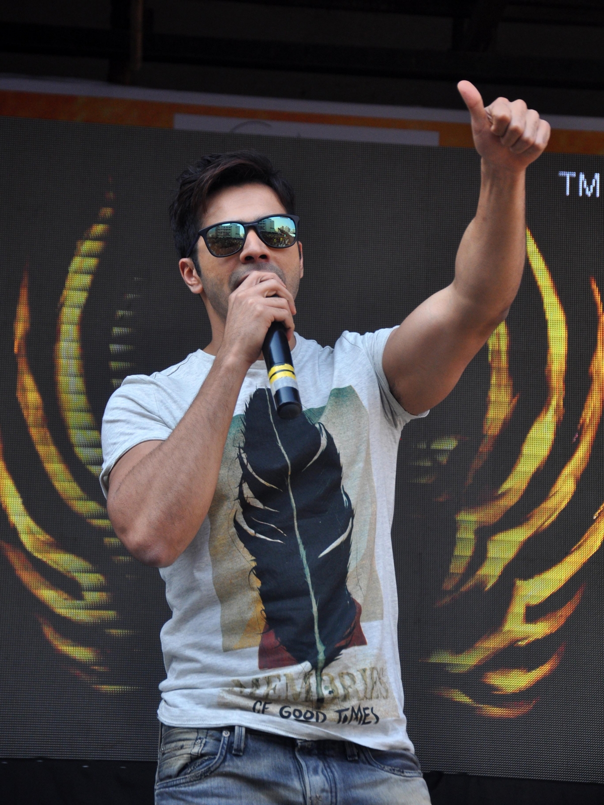 Varun Dhawan Promotes 'Badlapur' at Mithibai College Fest Varun Dhawan Promotes 'Badlapur' at Mithibai College Fest