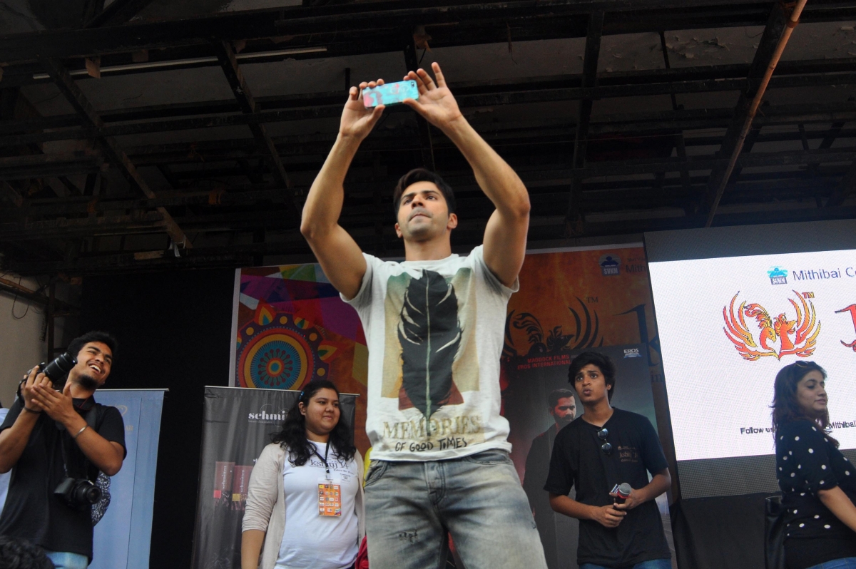 Varun Dhawan Promotes 'Badlapur' at Mithibai College Fest Varun Dhawan Promotes 'Badlapur' at Mithibai College Fest