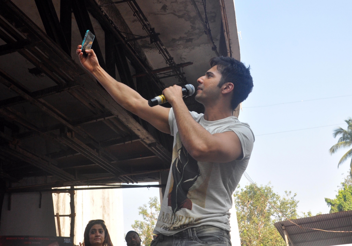 Varun Dhawan Promotes 'Badlapur' at Mithibai College Fest Varun Dhawan Promotes 'Badlapur' at Mithibai College Fest