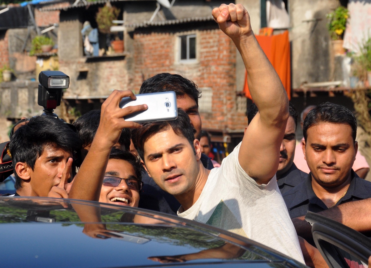 Varun Dhawan Promotes 'Badlapur' at Mithibai College Fest Varun Dhawan Promotes 'Badlapur' at Mithibai College Fest