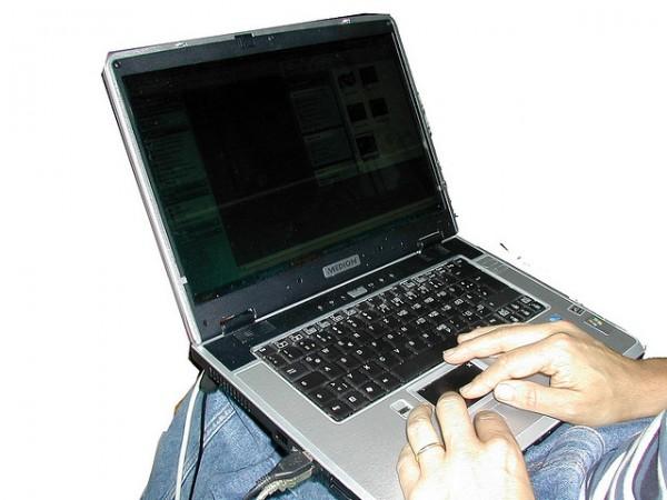 Man Pays £400 for Laptop, But Discovers Just a Bottle of Water in Bag