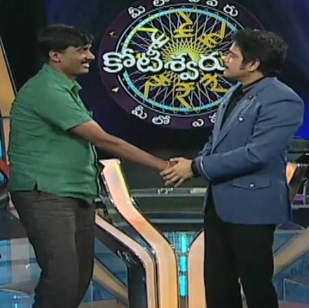 Meelo Evaru Koteeswarudu 2 - Episode 1: Kurnool DSP Srinivasulu Wins 12.50 Lakh: Will He Walk away with ₹1 cr? Meelo Evaru Koteeswarudu 2 - Episode 1: Kurnool DSP Srinivasulu Wins 12.50 Lakh: Will He Walk away with ₹1 cr?