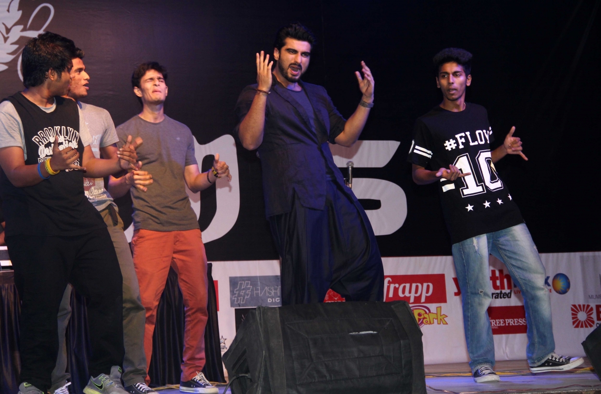 Sonakshi Sinha, Arjun Kapoor Promotes 'Tevar' at Mithibai College