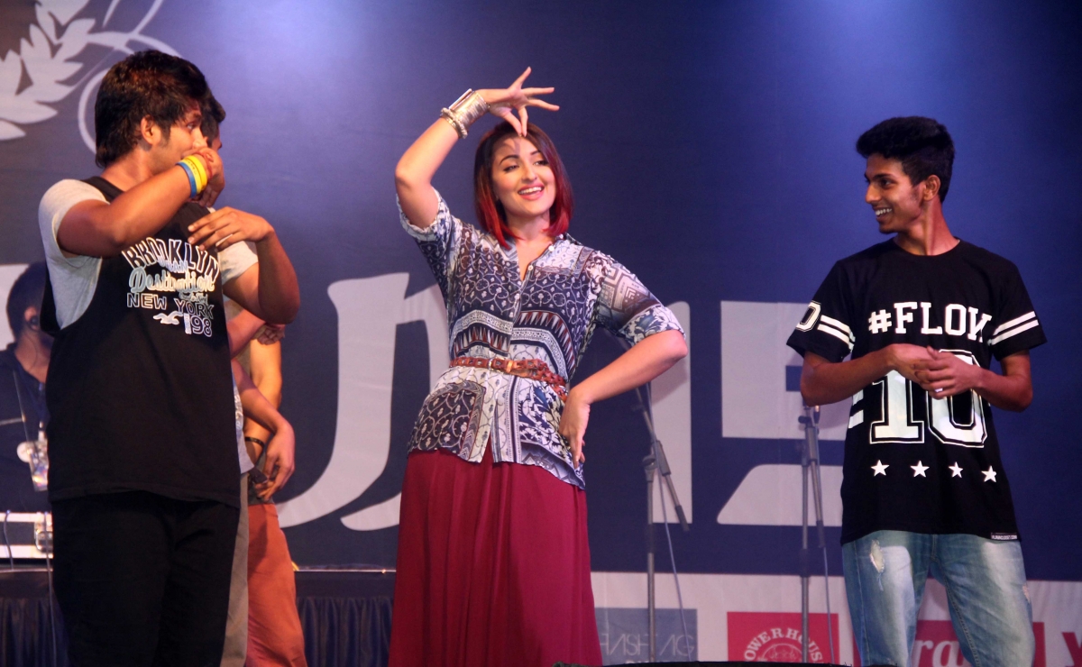 Sonakshi Sinha, Arjun Kapoor Promotes 'Tevar' at Mithibai College