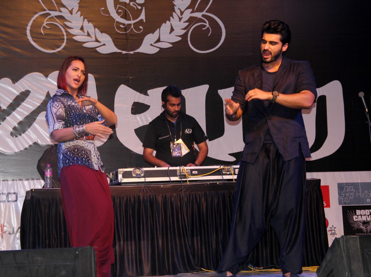 Sonakshi Sinha, Arjun Kapoor Promotes 'Tevar' at Mithibai College
