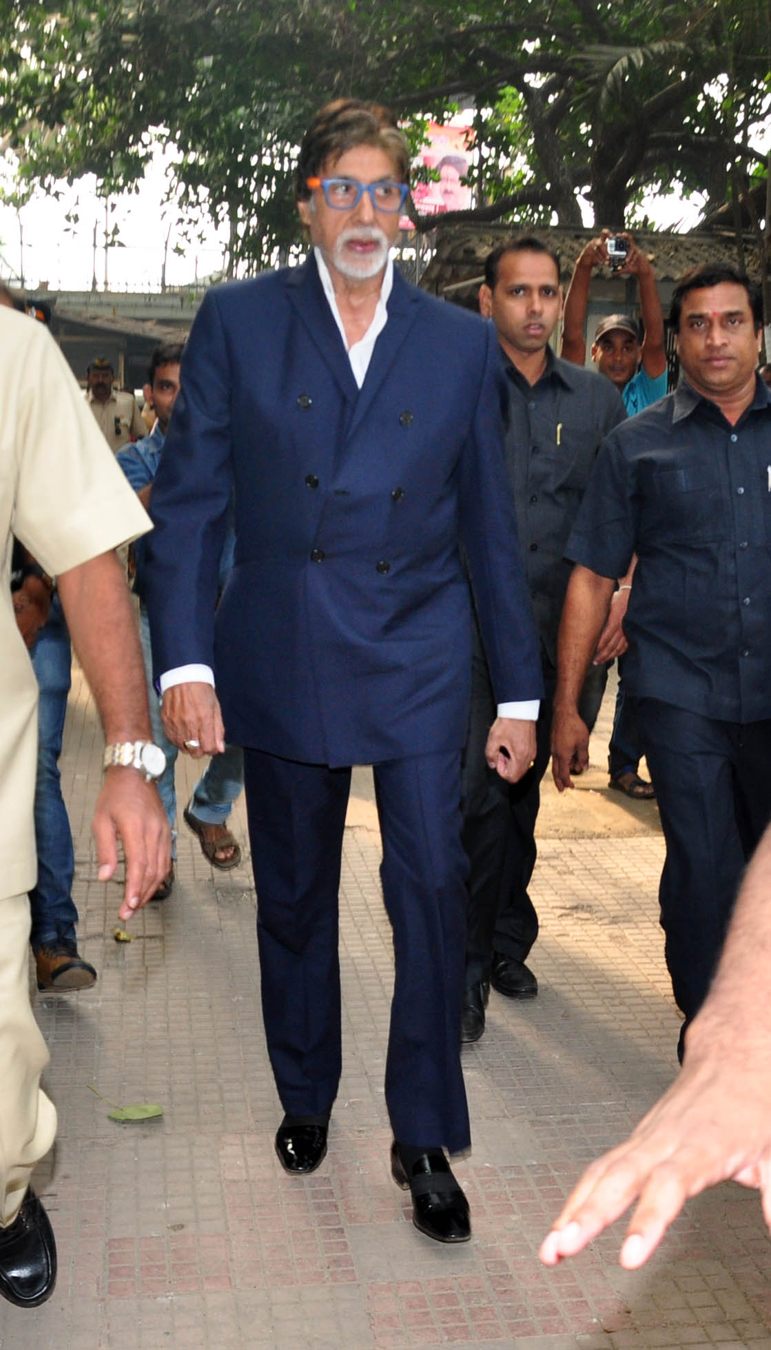 Amitabh Bachchan Unveils Gigantic Mural of 'Dada Saheb Phalke' Amitabh Bachchan Unveils Gigantic Mural of 'Dada Saheb Phalke'