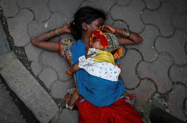 Mother sleeps with kid