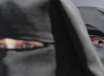 Al-Qaeda militants dressed up like women