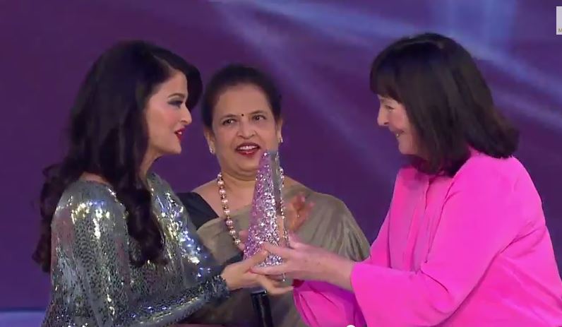 Miss World chairwoman Julia Morley giving award to Aishwarya Rai Bachchan Aishwarya Rai Bachchan