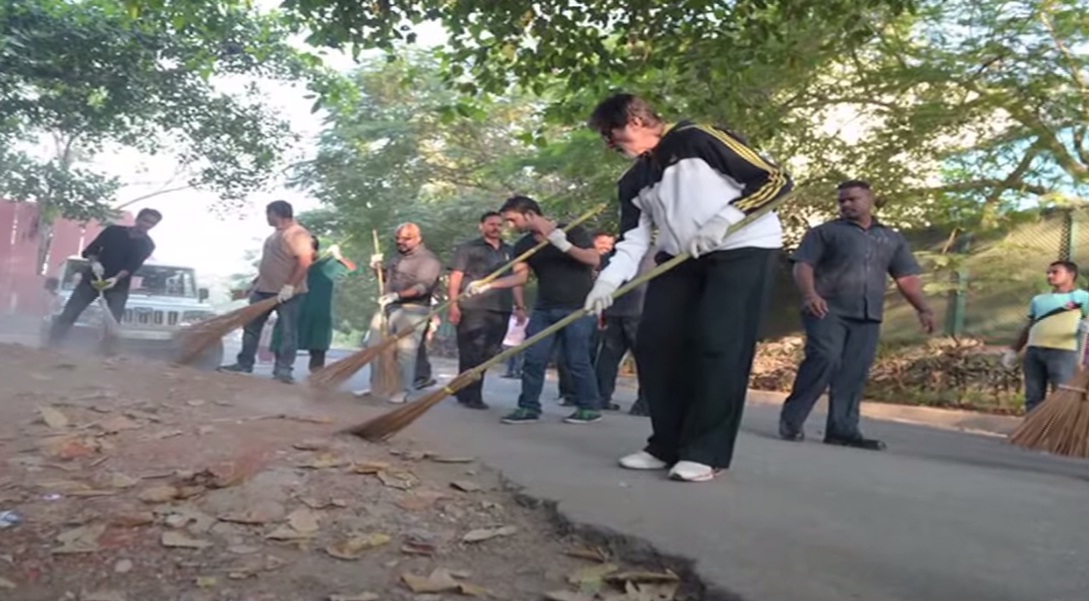 Amitabh Bachchan Stood up To Support PM Modi's 'Swachh Bharat Abhiyan' Swachh Bharat Abhiyan 2014