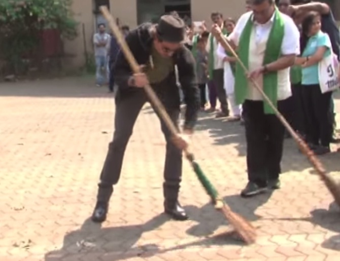 Hrithik Roshan Stood up To Support PM Modi's 'Swachh Bharat Abhiyan' Swachh Bharat Abhiyan 2014
