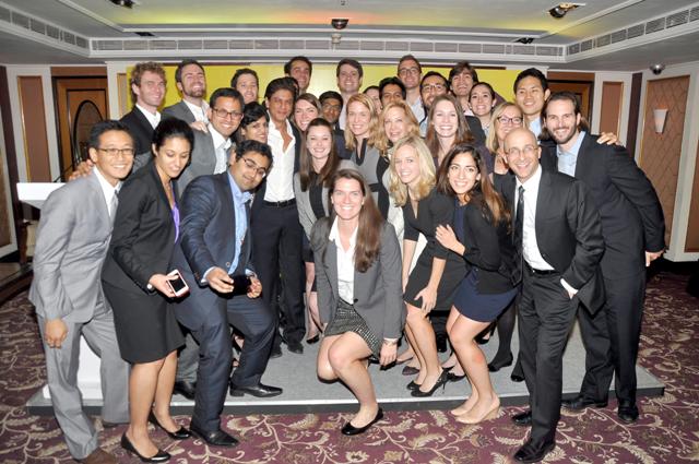 Shah Rukh Khan pose for pics with Stanford University students Shah Rukh Khan pose for pics with Stanford University students
