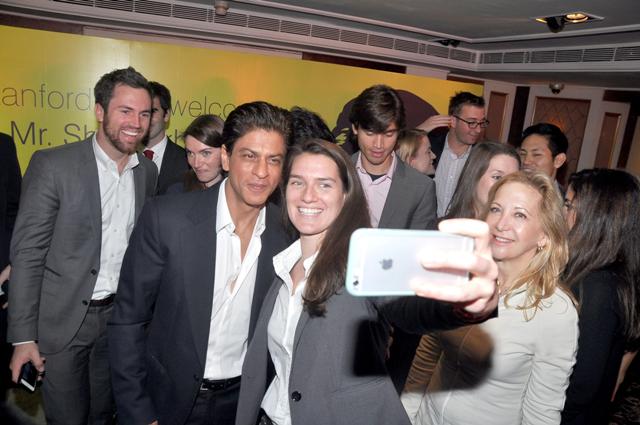 Shah Rukh Khan pose for pics with Stanford University students Shah Rukh Khan pose for pics with Stanford University students