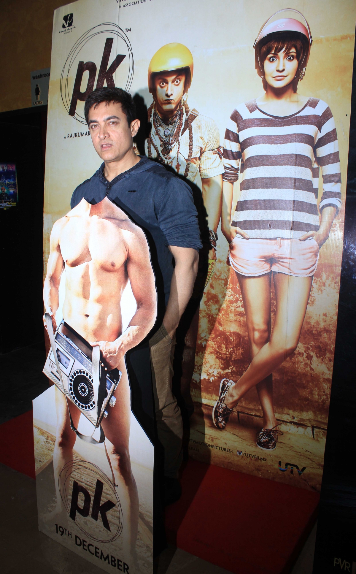 Aamir Khan, Anushka Shrama hosts Special Screening of 'PK'
