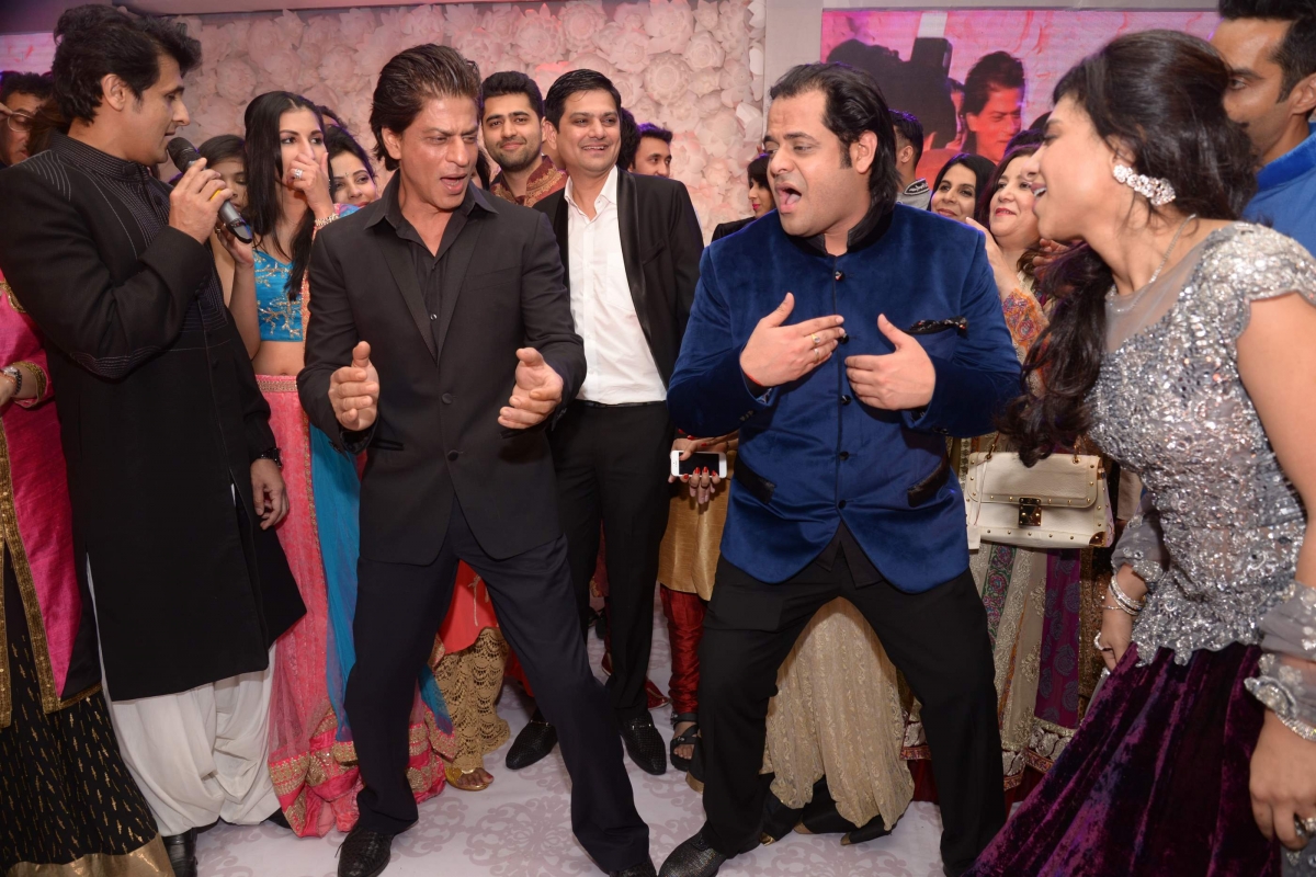 Shah Rukh and Sonu Nigam during Uday Singh and Shirin's Sangeet Ceremony Shah Rukh and Sonu Nigam during Uday Singh and Shirin's Sangeet Ceremony