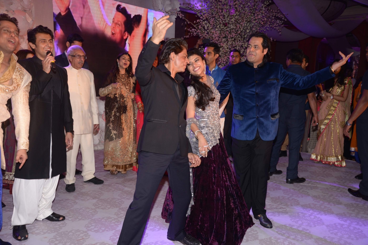 Shah Rukh dancing with Uday Singh and Shirin during their Sangeet Ceremony. Shah Rukh dancing with Uday Singh and Shirin