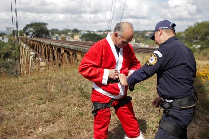 A firefighter dressed as Santa (not pictured) has already given a Maitland man the best present – he saved his life. santa firefighter