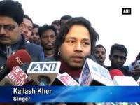 pm-modi-applauds-singer-kailash-kher-for-participating-in-swachh-bharat-abhiyan-in-varanasi