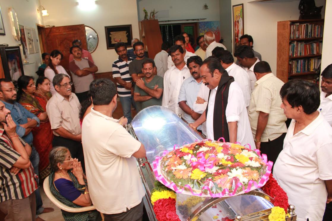 Vaiko Paying Last Respects to K Balachander