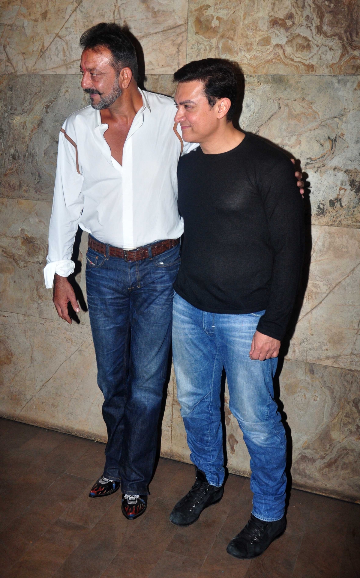 Sanjay Dutt and Aamir Khan at special screening of 'PK' Sanjay Dutt Out on Parole; Rajkumar Hirani hosts Special Screening of 'PK' for Him