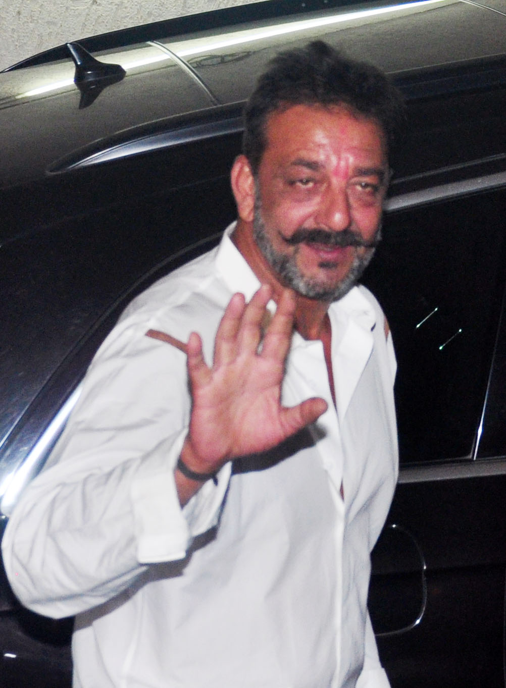 Sanjay Dutt Out on Parole; Rajkumar Hirani hosts Special Screening of 'PK' for Him