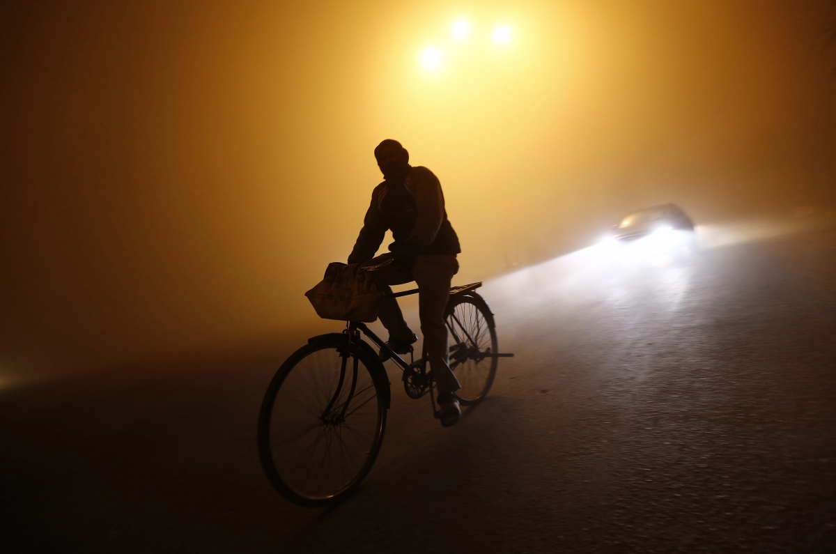 Велосипед со светом. Велосипед ночью. Одинокий велосипедист. Велосипедист ночью. Велосипед на дороге.