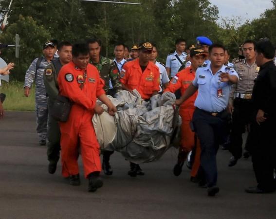 Members of the Search and Rescue Agency SARS carry debris recovered from the sea presumed from missing Indonesia AirAsia flight QZ 8501 at Pangkalan Bun, Central Kalimantan, December 30, 2014. Members of the Search and Rescue Agency SARS carry debris recovered from the sea presumed from missing Indonesia AirAsia flight QZ 8501 at Pangkalan Bun, Central Kalimantan, December 30, 2014