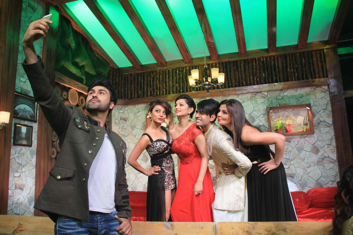 'Bigg Boss 8': Salman Khan's Last Day Shoot on Set; Hands Over To Farah Khan During Finale Episode