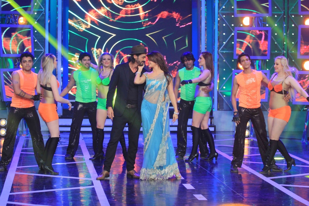 Arjun Rampal, Jacqueline Fernandez Promotes Upcoming Film on 'Bigg Boss 8'