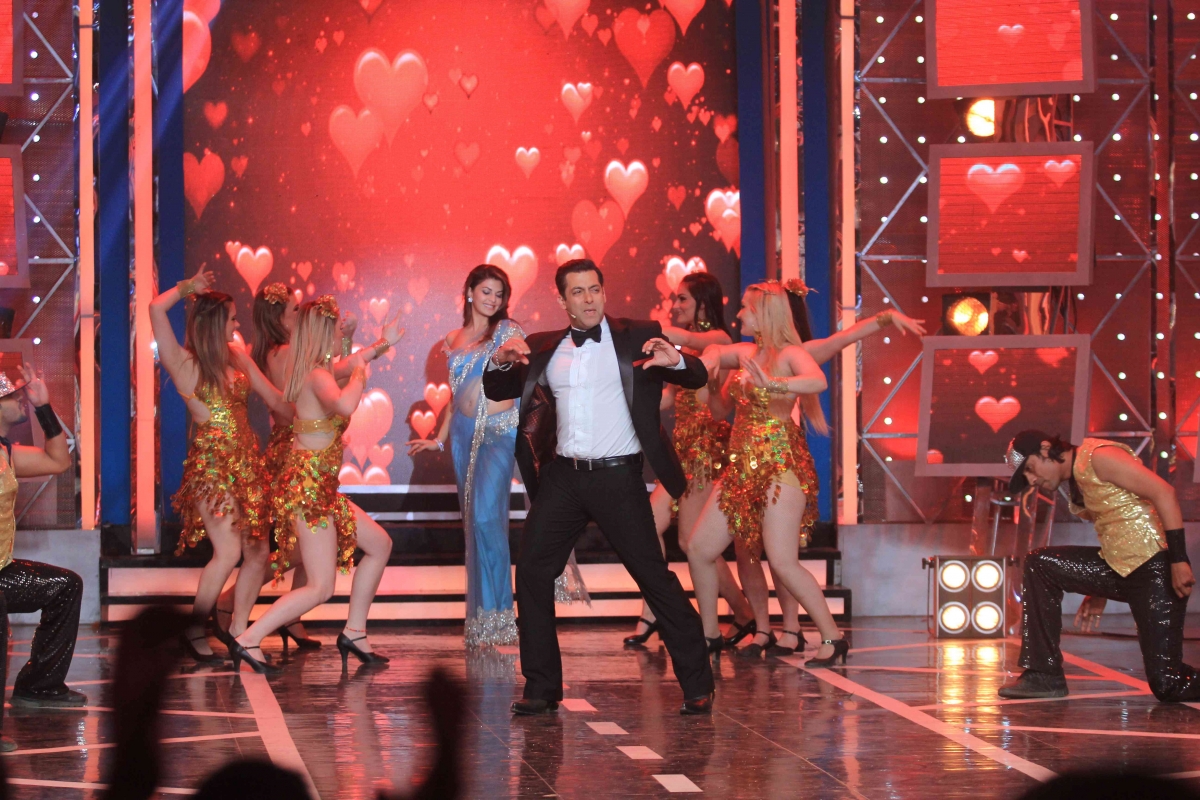 Arjun Rampal, Jacqueline Fernandez Promotes Upcoming Film on 'Bigg Boss 8'