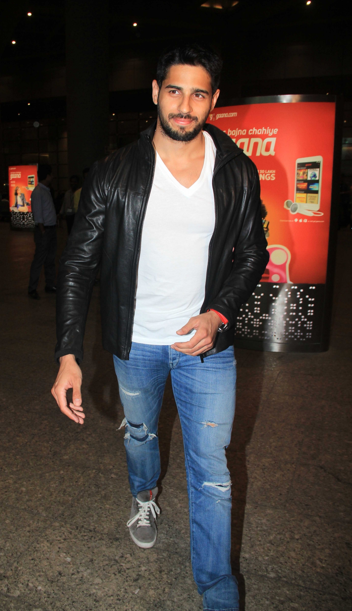 Sidharth Malhotra Celebs spotted at Mumbai Airport