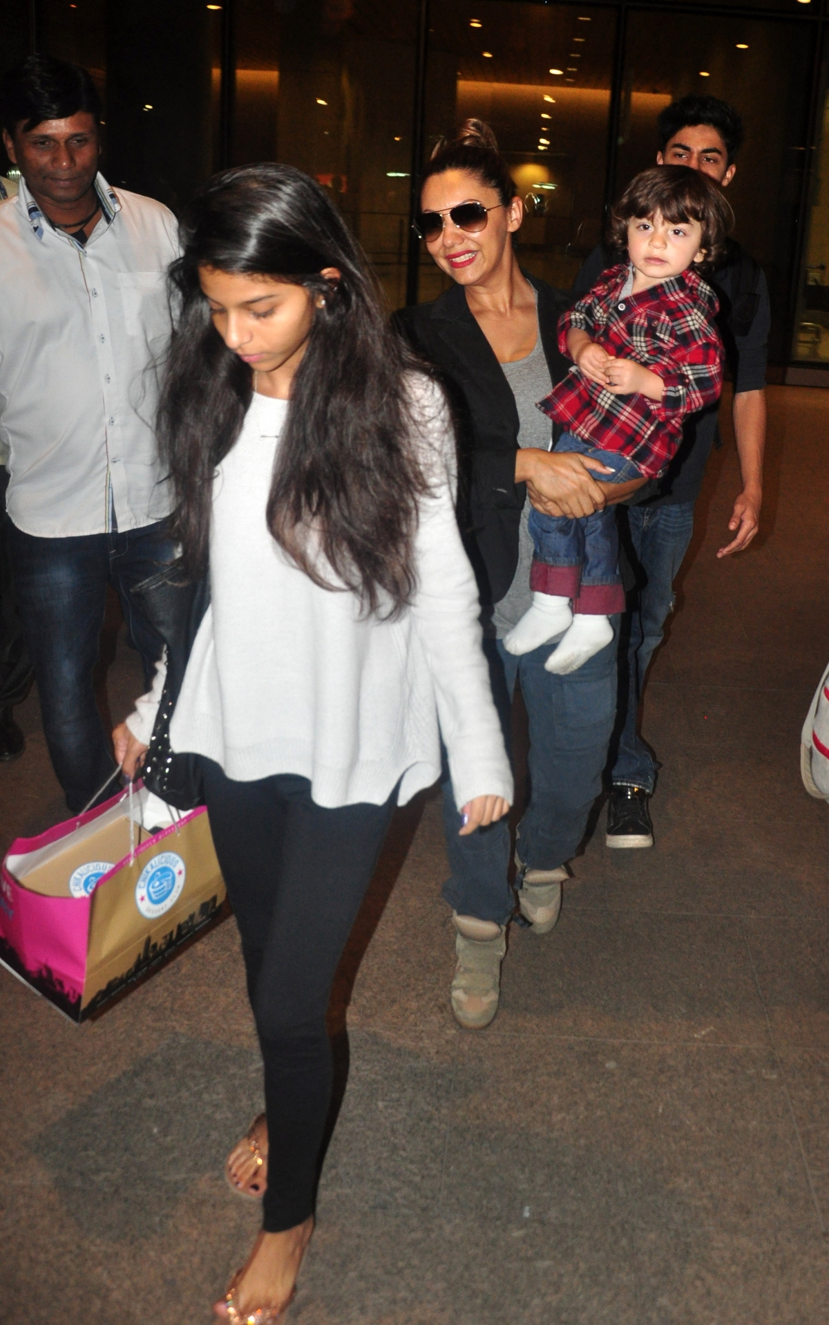 Shah Rukh, Gauri Share a Good Laugh with son AbRam on Way Back from ...