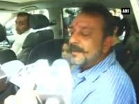 sanjay-dutt-leaves-for-yerwada-jail-as-his-14-day-furlough-ends