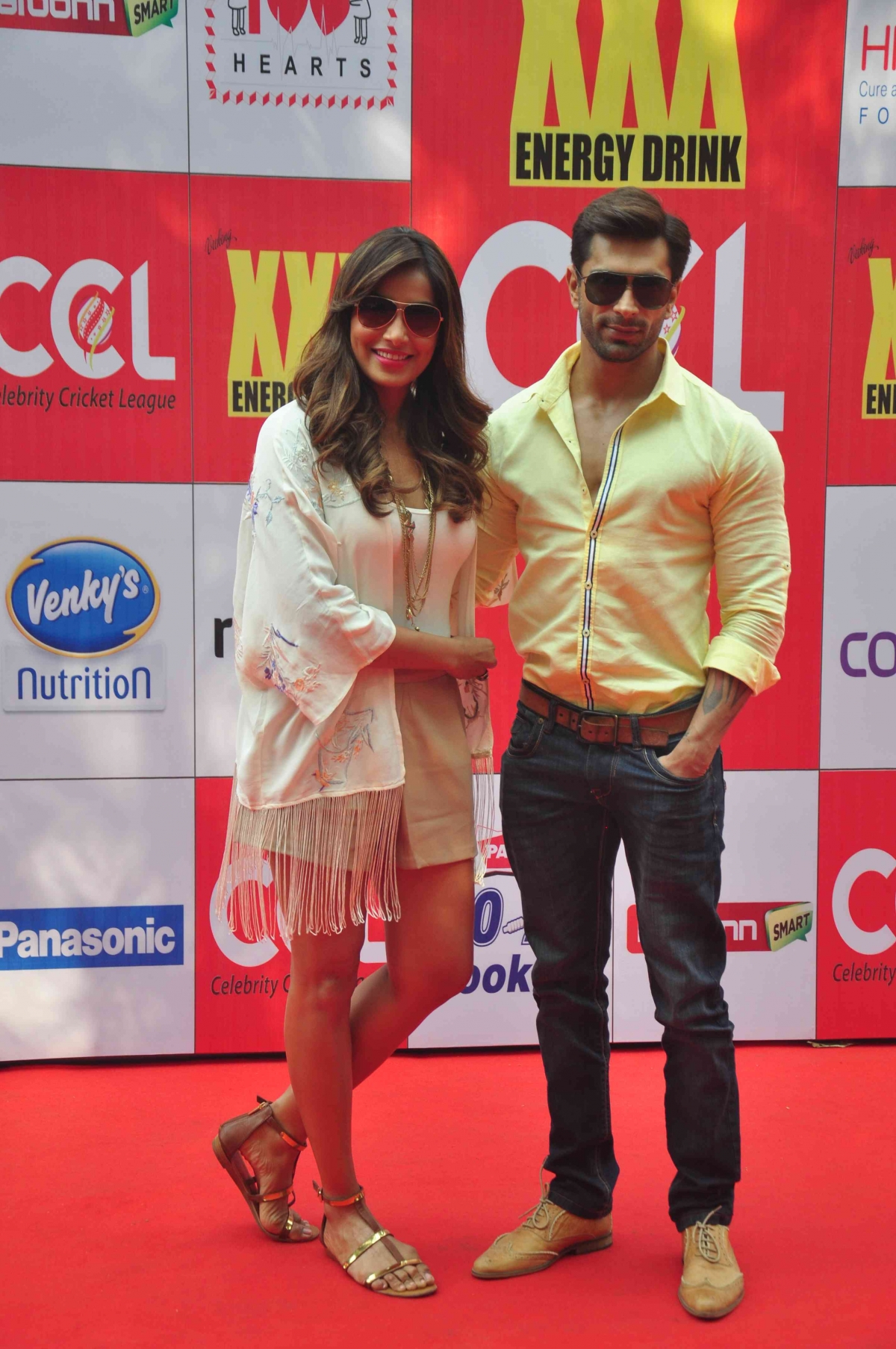 'Alone' co-stars - Bipasha Basu and Karan Singh Grover CCL match