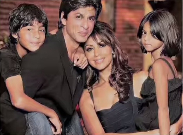 Shah Rukh and Gauri Khan with kids Shah Rukh Khan, Gauri Khan