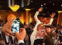 Benedict Cumberbatch Photobomb at the Golden Globes Award