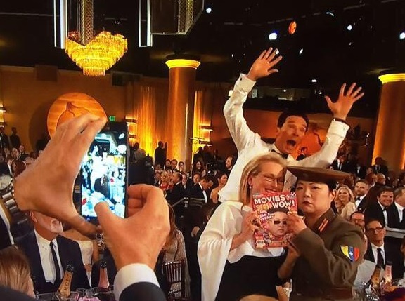 Benedict Cumberbatch Photobomb at the Golden Globes Award