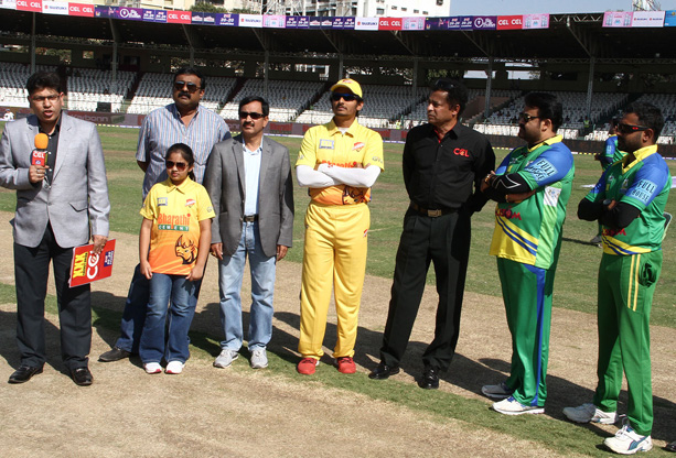 The captains of the two sides during the toss. Chennai Rhinos and Kerala Strikers Captains
